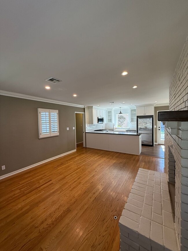 Building Photo - Beautiful, Ranch-Style, 4 Bedroom, 2 Bathroom Northridge Home Available For 1 Year Lease