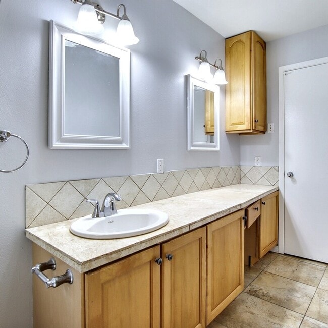 Building Photo - 708 James Dr
