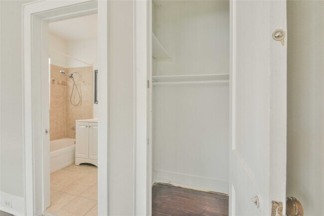 Building Photo - 903 Oakhurst St