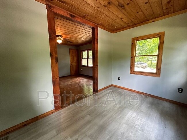 Building Photo - 267 Davis Creek Rd