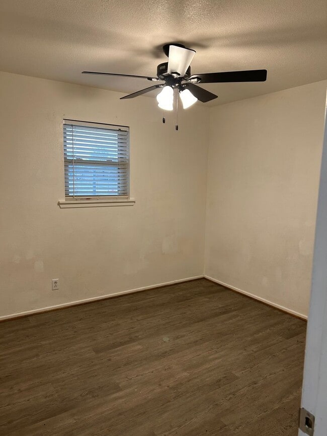 Building Photo - 1025 W Terry St