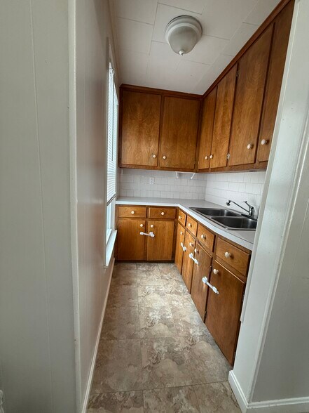 Building Photo - 158 Forest St