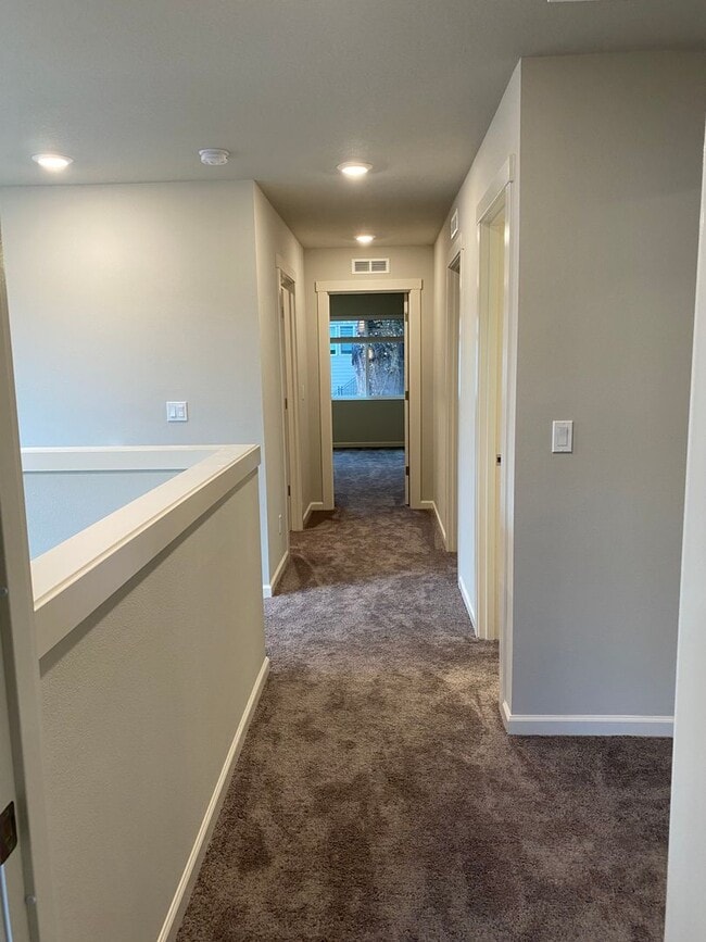 Building Photo - AVAILABLE NOW!!! 4BD/3BA - Pet friendly + Fenced Yard & Washer/Dryer Included - Great South Locat...