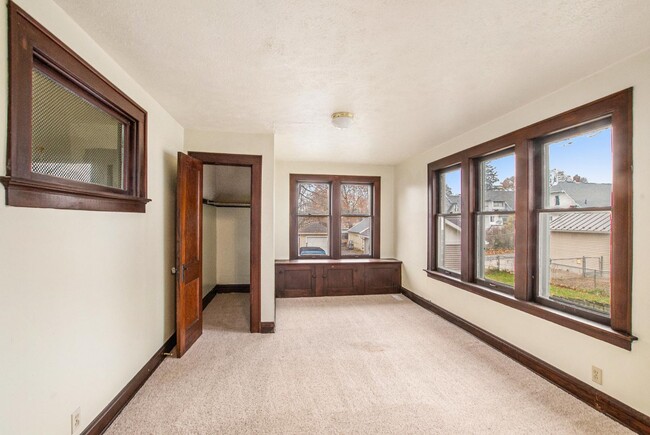 Building Photo - 209 E Mt Hope Ave