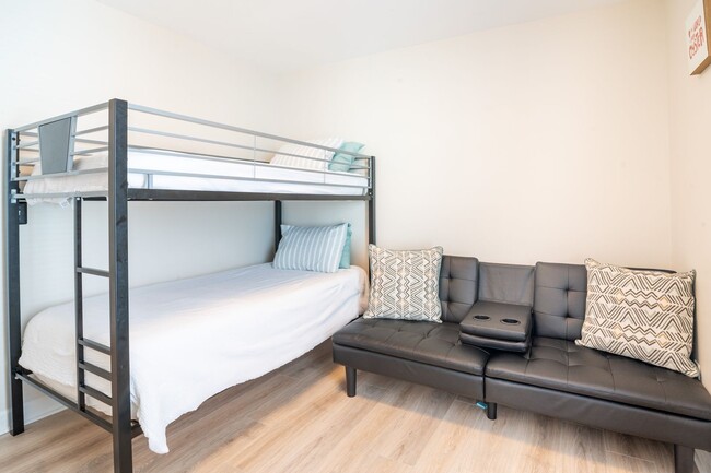 Building Photo - FURNISHED OFF-SEASON MONTHLY RENTAL-STARTI...