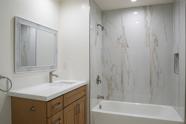 Building Photo - 517 S Mountain View Dr