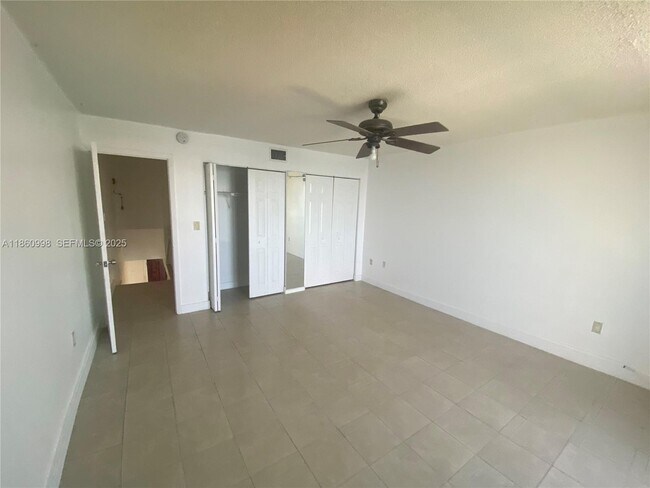 Building Photo - 7899 NE Bayshore Ct