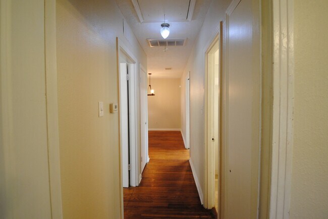 Building Photo - 3707 Daphne St