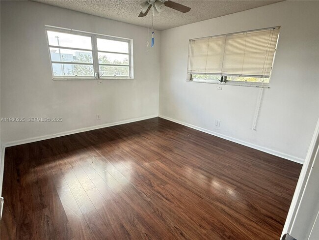 Building Photo - 5160 SW 40th Ave