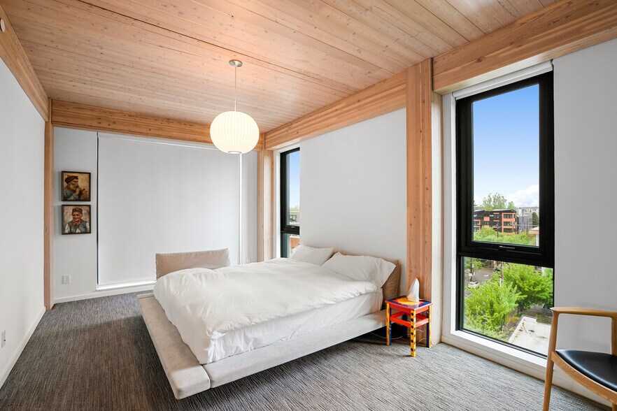 Building Photo - 12 NE Fremont St