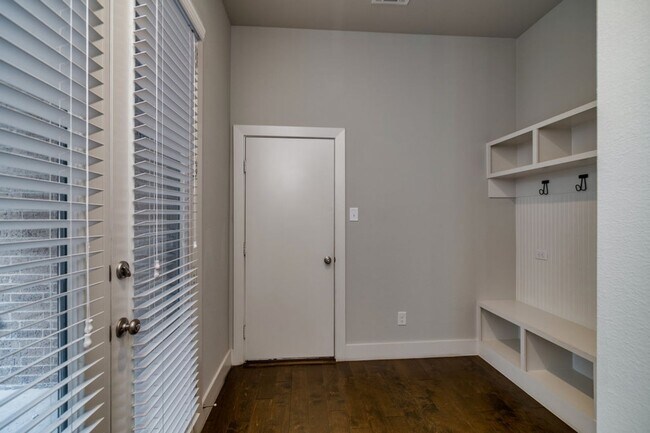 Building Photo - GORGEOUS 3 BEDROOM TOWNHOUSE LOCATED IN FORT WORTH!