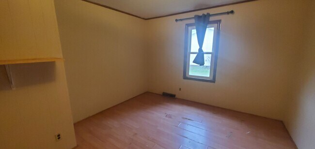 Building Photo - Large 4 Bedroom House On Hwy 105