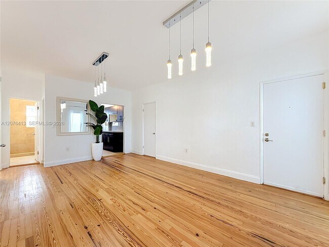 Building Photo - 2463 Pine Tree Dr