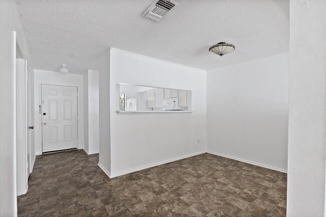 Building Photo - 3923 Old Oaks Dr