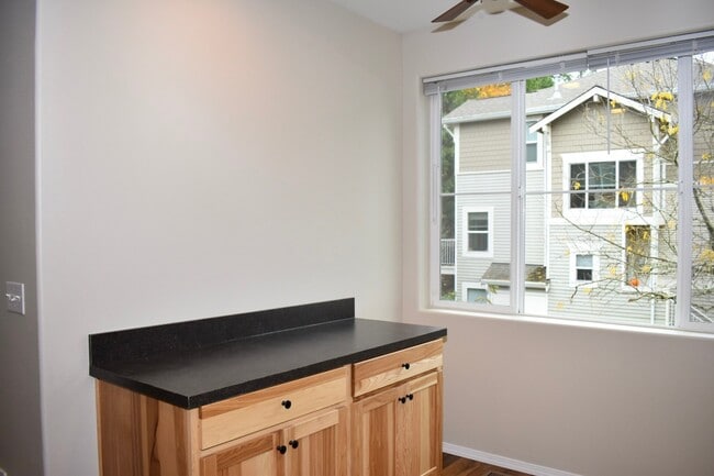 Building Photo - Gorgeous 2br/2.5ba Townhouse in Desirable ...