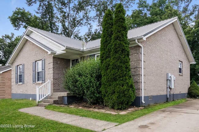 Building Photo - 523 River Oaks Dr