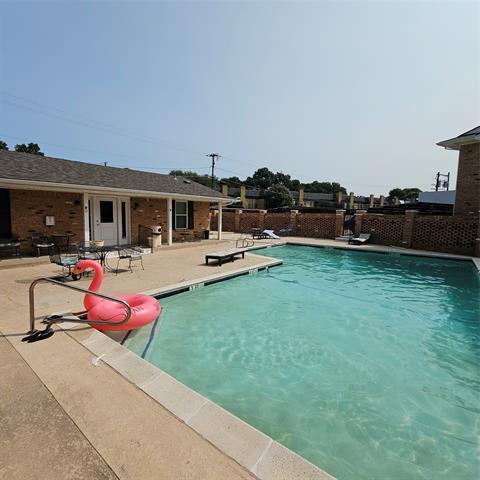 Building Photo - 6033 Sandhurst Ln