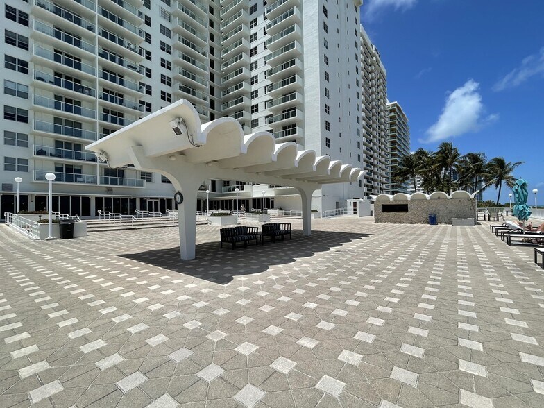 Building Photo - 5701 Collins Ave
