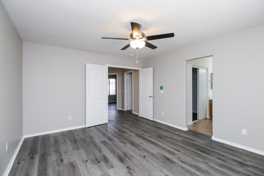 Building Photo - 2581 E Bellerive Dr