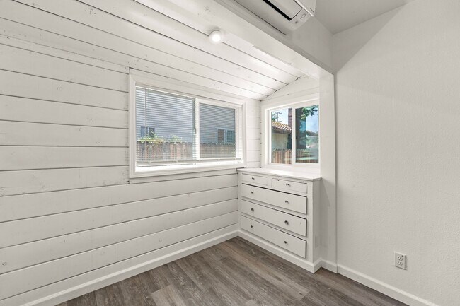 Building Photo - Enjoy Lake Views from This Cozy 1 Bed, 1 Bath Home