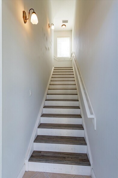 Building Photo - 7121 Blue Indigo Cres