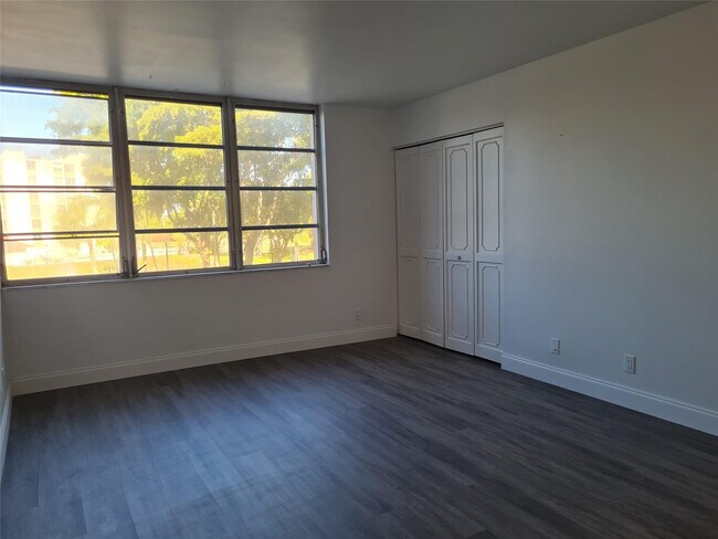 Building Photo - 6911 Environ Blvd