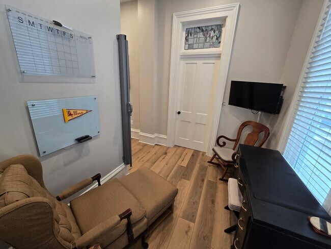 Building Photo - Full Furnished 2 Bed/1 Bath with Utilities Included