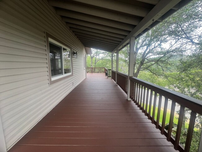Building Photo - Cozy three bedroom two bath in Lake Wildwood