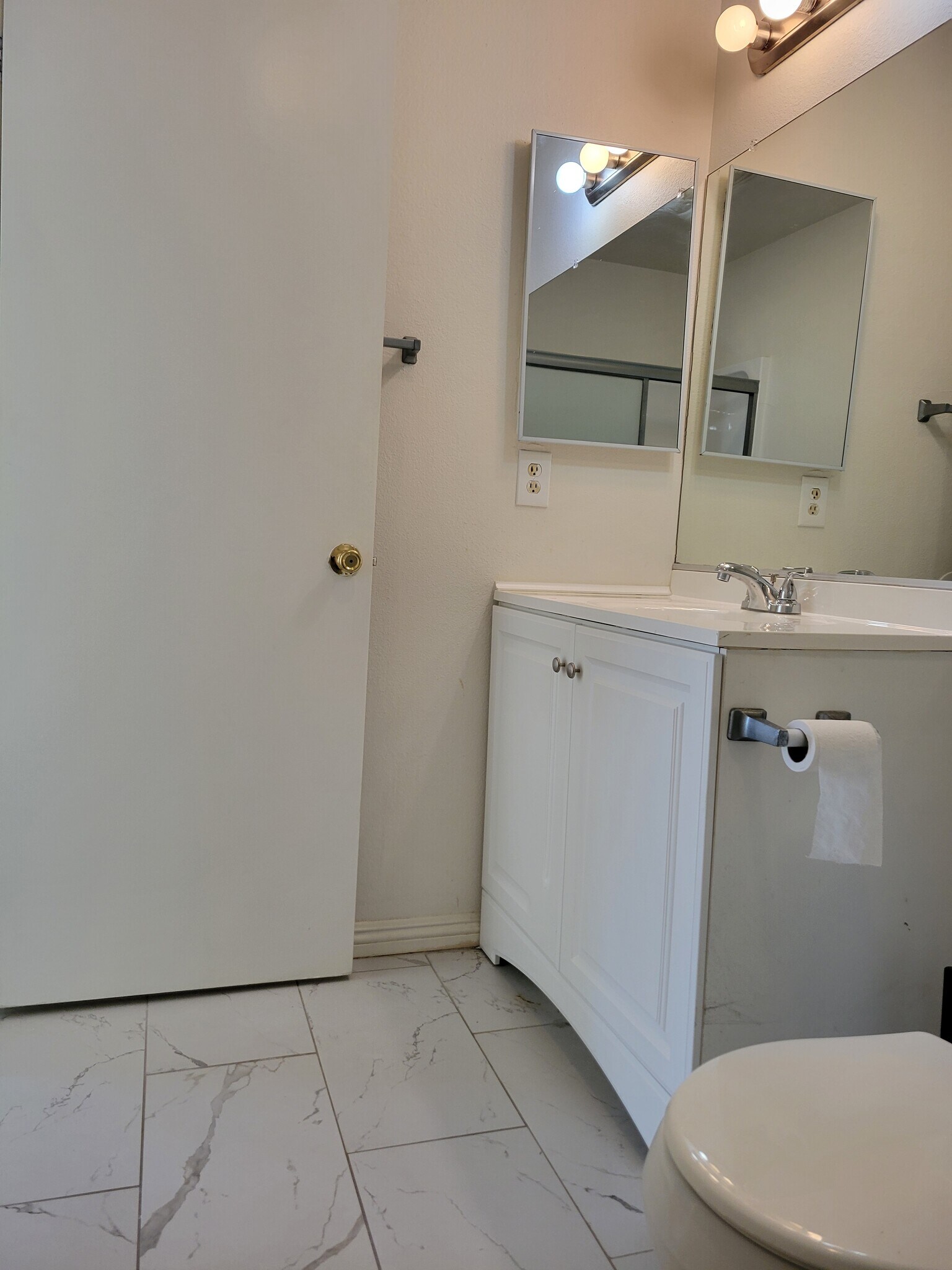 Building Photo - 849 E Victoria St