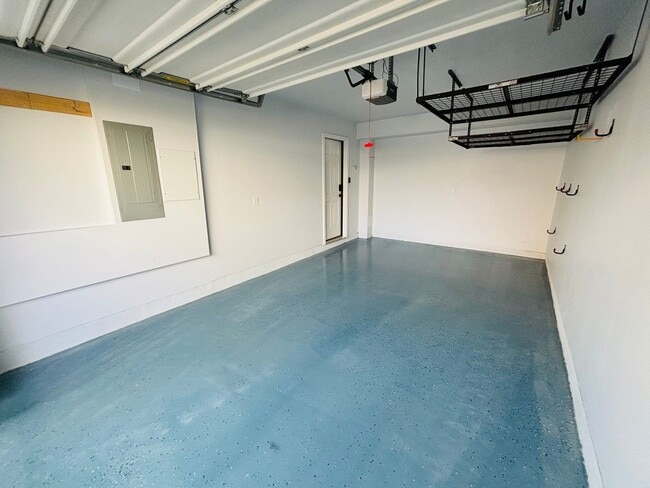 Building Photo - 3-4 Bedroom, 3.5 Bath Townhouse