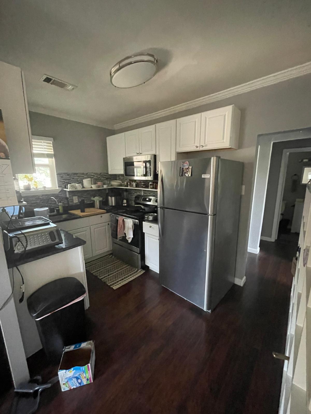 Kitchen fully equipped with all appliances - 204 E 30th St