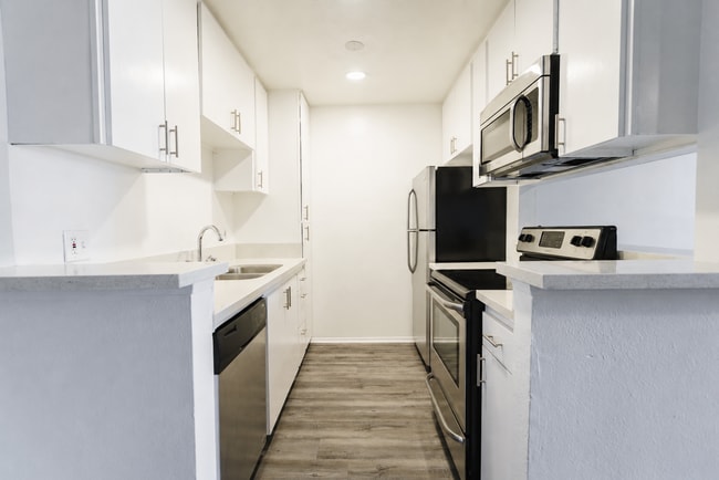 Interior Photo - 6310 Sylmar Ave