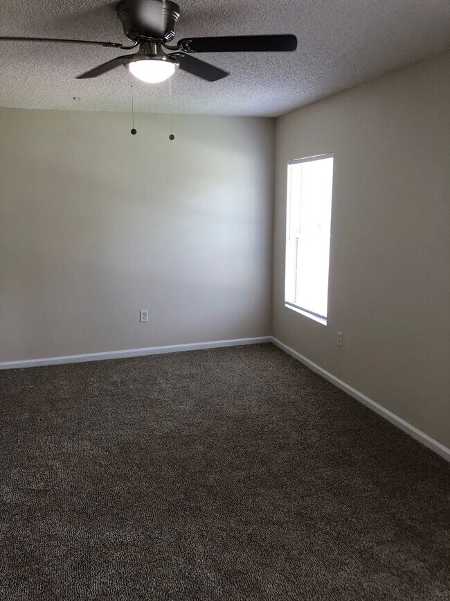 Building Photo - Large 5 Bedroom, 3 Bathroom Single Family Home