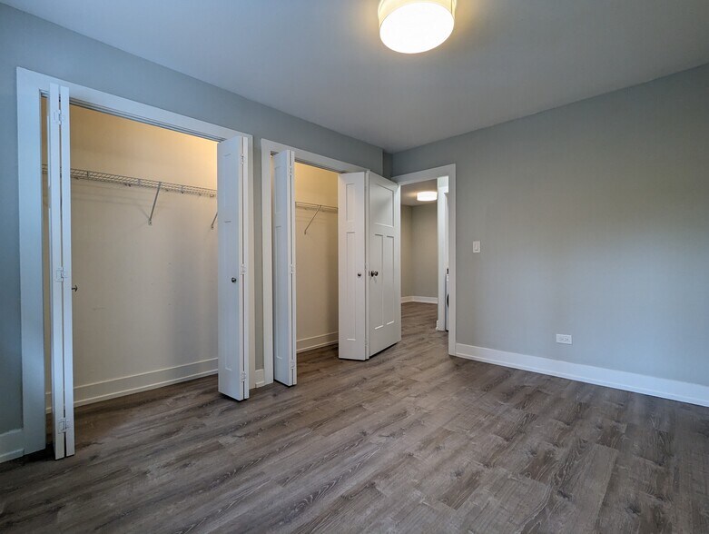 Building Photo - 456 W Barry Ave