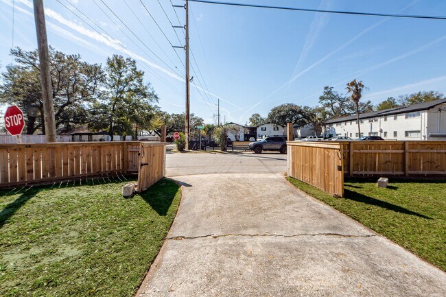 Building Photo - 3 BD 2.5 Bath Charming Home