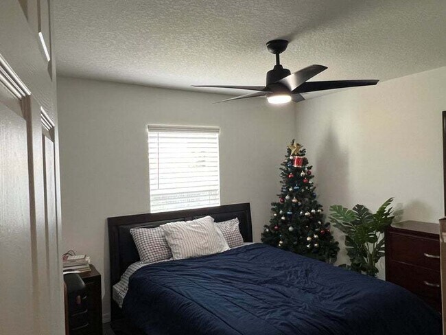 Building Photo - Beautiful open floorplan, split bedrooms, granite counter tops, inside laundry, built 2021. Vault...