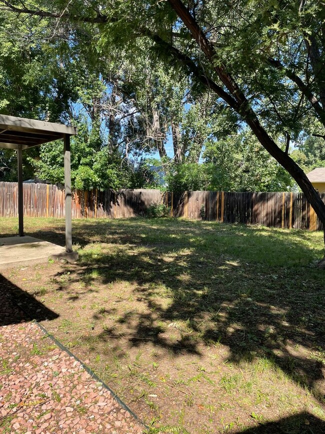 Building Photo - STUDENTS WELCOME! 3 Bed 1.5 Bath Home in g...