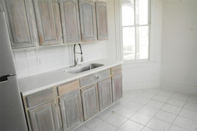 Building Photo - 304 18th St