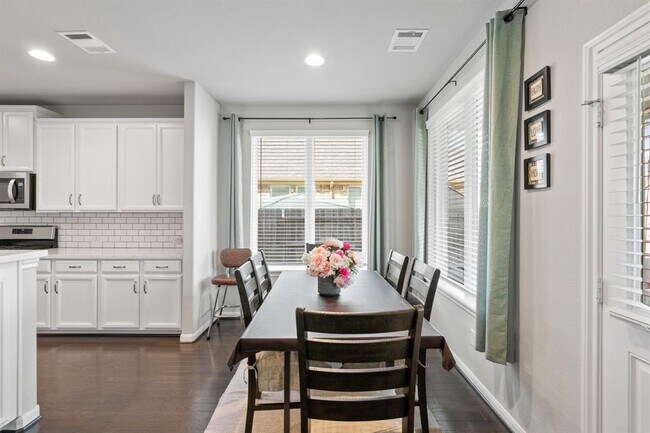 Building Photo - 515 Round Lake Dr