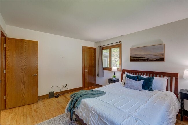 Building Photo - Move in Ready Hill Farms Ranch!
