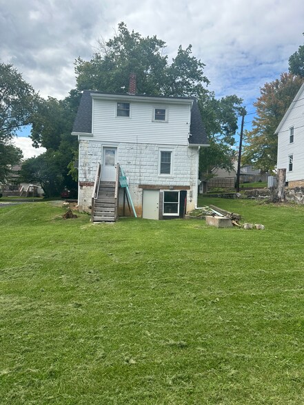 Building Photo - 122 E Irvin Ave