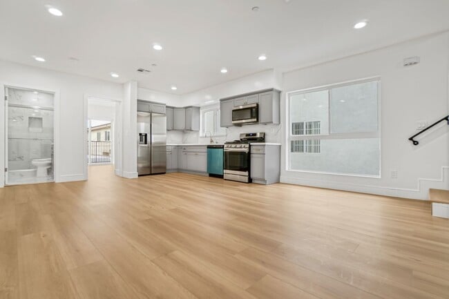 Building Photo - RECENTLY REMODELED TOWNHOME | 4 BED 4 BATH | GARAGE | PRIME PICO-ROBERTSON