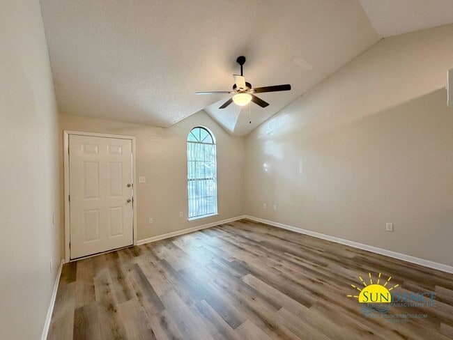 Building Photo - Beautiful Unit Close to Both Bases!