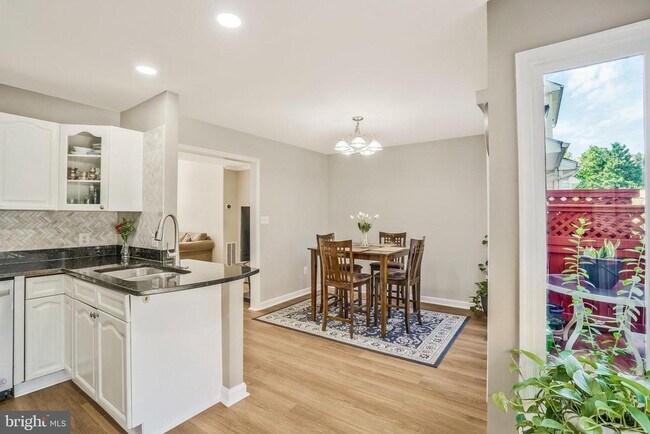 Building Photo - 2430 Garnett Dr