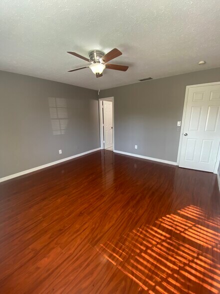 Building Photo - 3405 W Sligh Ave