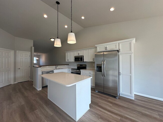 Building Photo - 4-Bedroom, 2-Bathroom Twin Home in South Fargo!