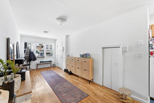 Building Photo - 62 Monroe St