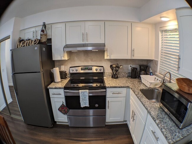 Building Photo - 2 Bed / 1 Bath Cozy Downtown Duplex Apartment