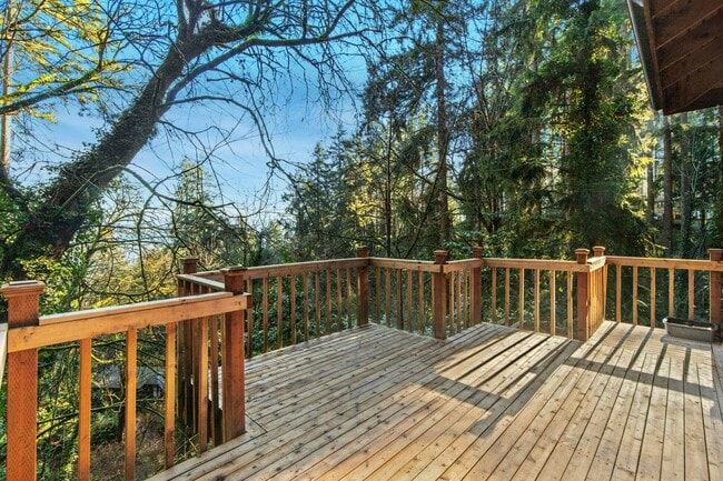 Building Photo - 2Bd/1.75Ba Mercer Island House