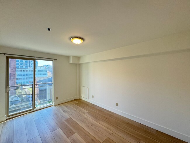 Building Photo - Stunning 1b1b condo in Queen Anne